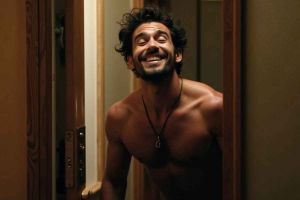 Llegar borracho a casa sin camiseta